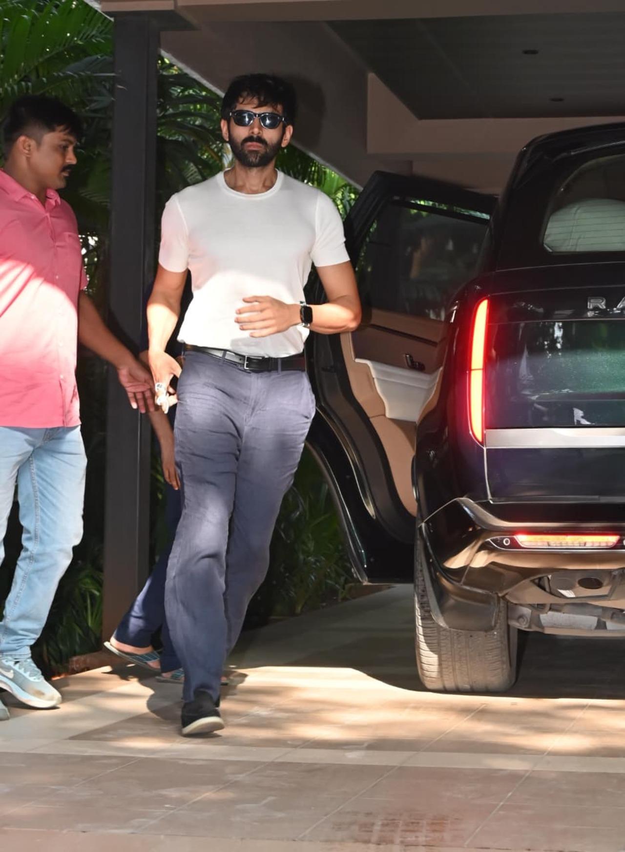 Kartik Aaryan was later papped as he arrived at his home. He was seen dressed a white tee tucked in blue loose jeans.